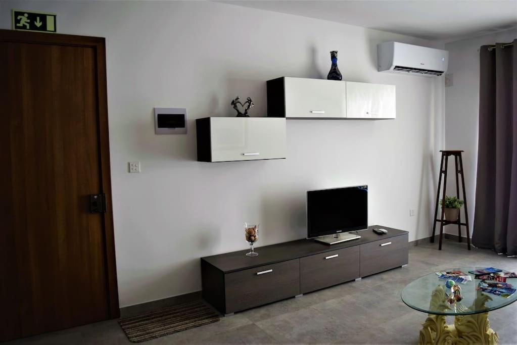 Lovely 3-Bedroom Apartment In L-Iklin Bagian luar foto