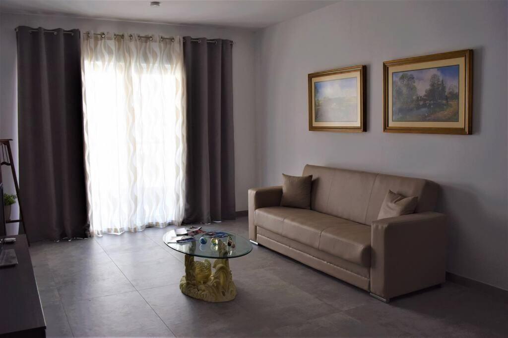Lovely 3-Bedroom Apartment In L-Iklin Bagian luar foto